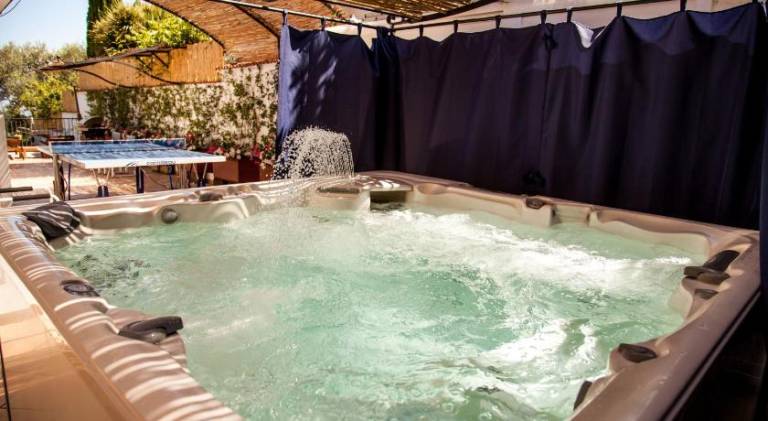 Ample villa with pool & hot tub | Pets are welcome — photo 5