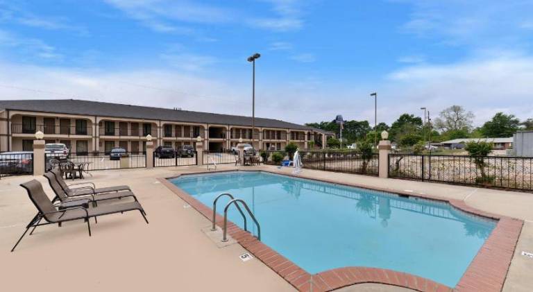 Mockingbird Inn & Suites — photo 2