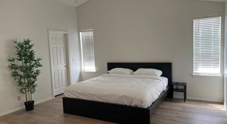 Extended Stay 3 or 4 Beds Cozy Smart Home Living in Vega, CA