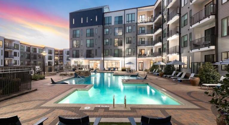 Luxury 2-Bedroom Apartment Near The Battery Atlanta with Pool, Sky Lounge & Free Parking — photo 2