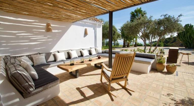 Villa with pool — photo 5