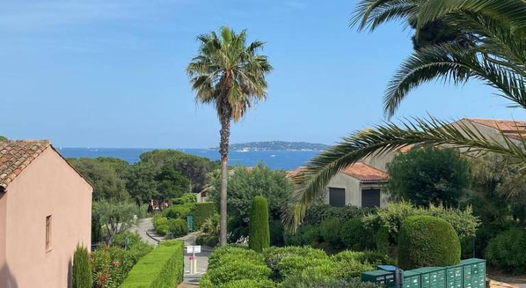 Holiday apartment with barbecue, patio & private pool in Sainte-Maxime