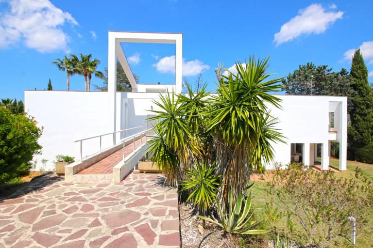 Villa with private pool, yard & grill — photo 3