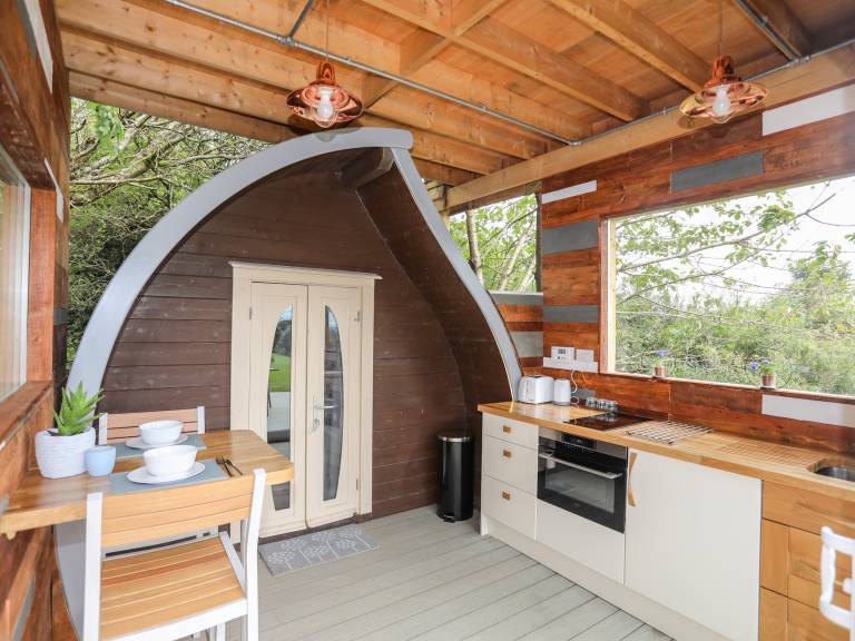 Cottage with yard, hot tub & BBQ — photo 4