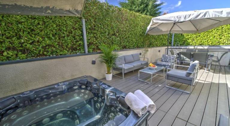 Spacious villa with hot tub & pool | Pet-friendly — photo 4