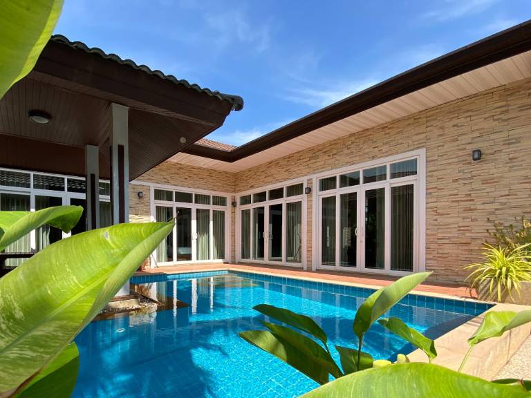 Spacious holiday apartment with terrace, barbecue & private pool | Close to the beach | Pets are welcome in Rawai