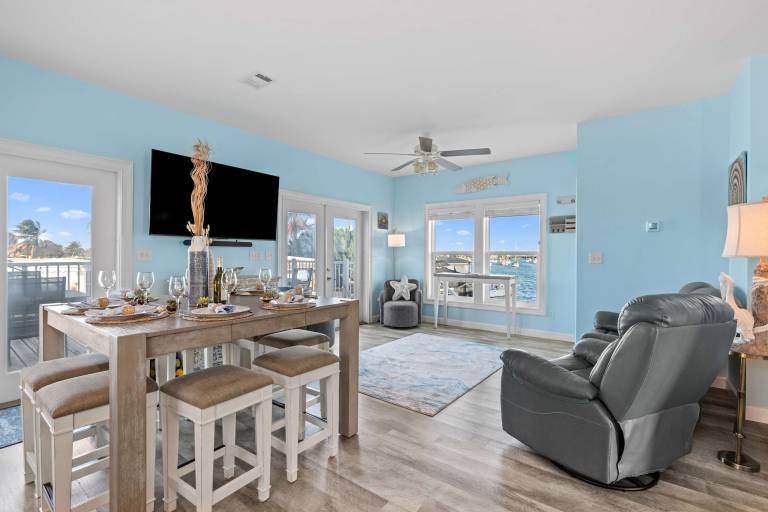 Family-friendly vacation home with yard, barbeque & fast internet | Water view | Next to the beach | Pet-friendly — photo 2