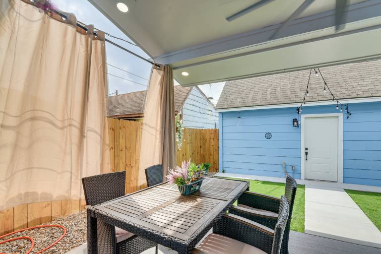 1/2 Mi to Sylvan Beach Park! Chic Townhome w/ Yard in La Porte, TX