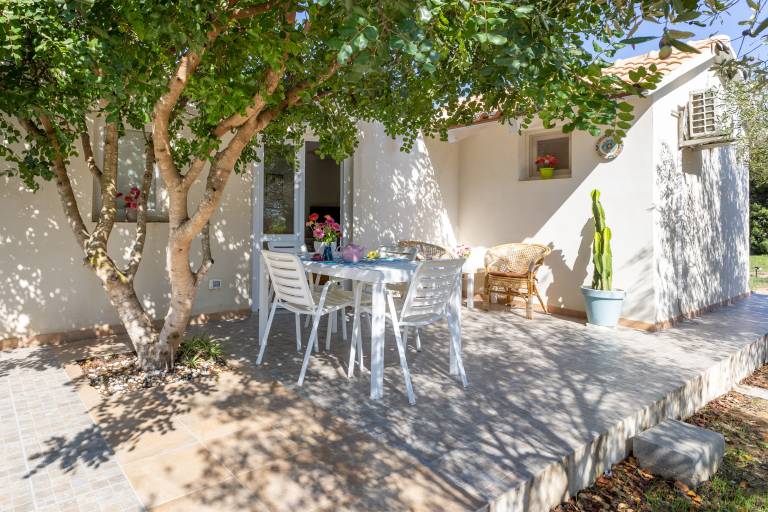 Vacation home with fast internet, patio & private pool | Garden view | Suitable for remote work — photo 3