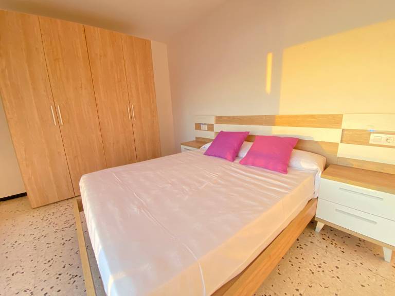 Spacious beachfront apartment in Roses — photo 3