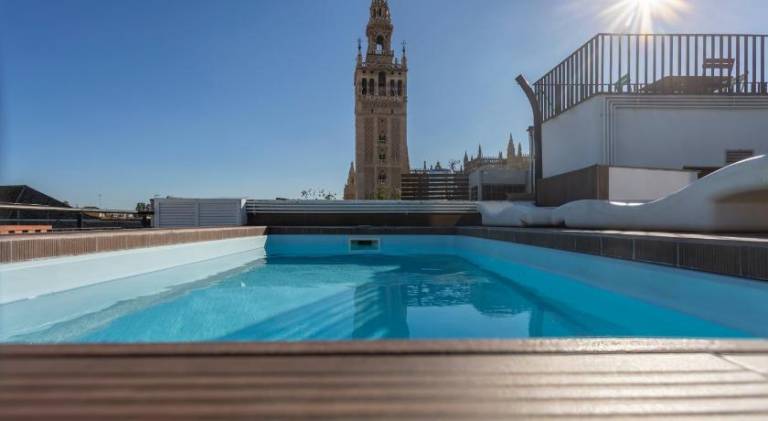 Beautiful apartment with pool & terrace | Close to Seville Cathedral | Pet-friendly in Seville