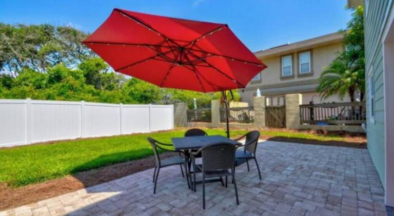 Tropical Beach Bungalow Down - Backyard - Grill - Across Street from Beach — photo 4