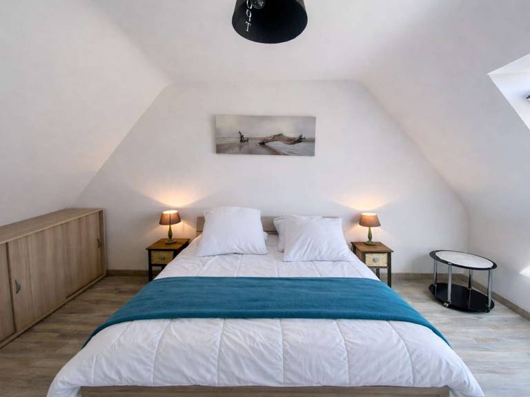 Charming 2-BR House with Garden, Parking & WiFi, 800m from Beach — photo 5