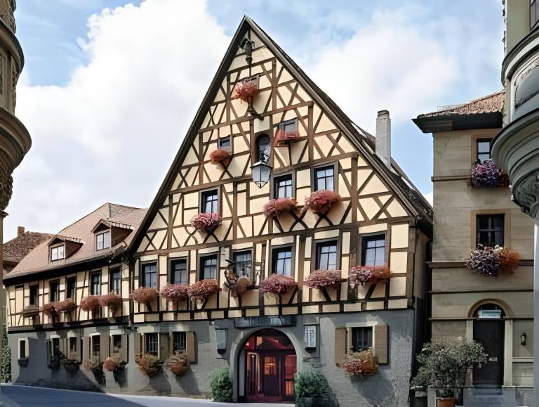 Lowen Hotel & Restaurant
