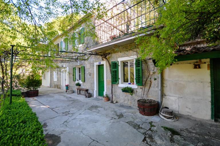 Holiday apartment with barbeque, garden & patio | Garden view in Brela