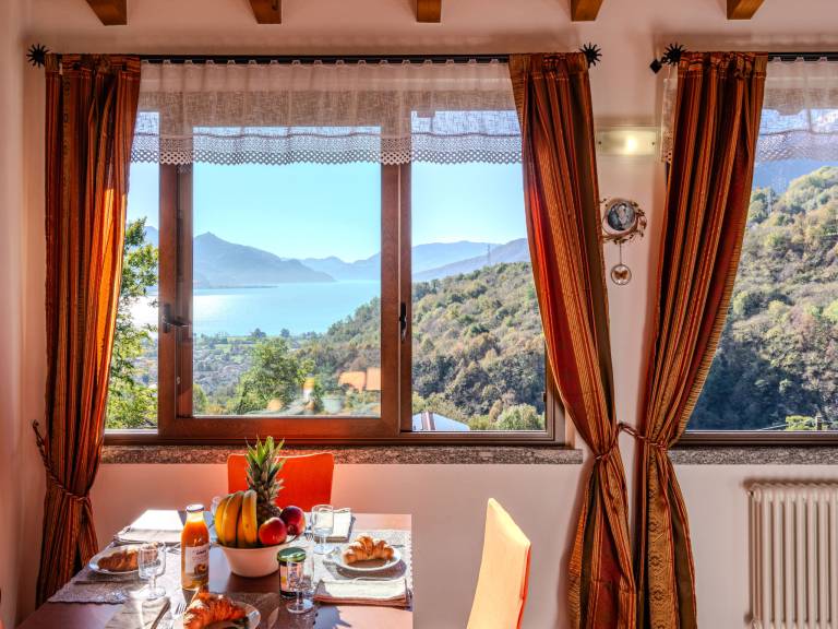 Fully equipped beautiful vacation home with BBQ, patio & yard | Mountain view | Dogs allowed — photo 5
