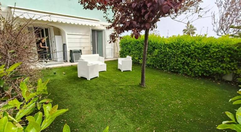 Holiday apartment with yard — photo 4