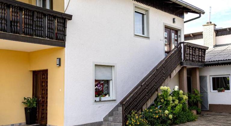 Holiday apartment with barbeque, yard & patio — photo 4