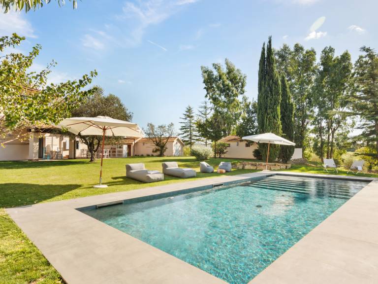 Villa with grill, yard & private pool | Garden view — photo 2