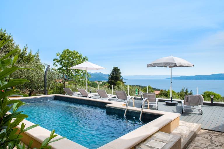 Fully equipped charming house with private pool, yard & patio | Sea view | Pets are welcome — photo 2