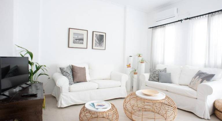 Apartment with terrace & yard — photo 2