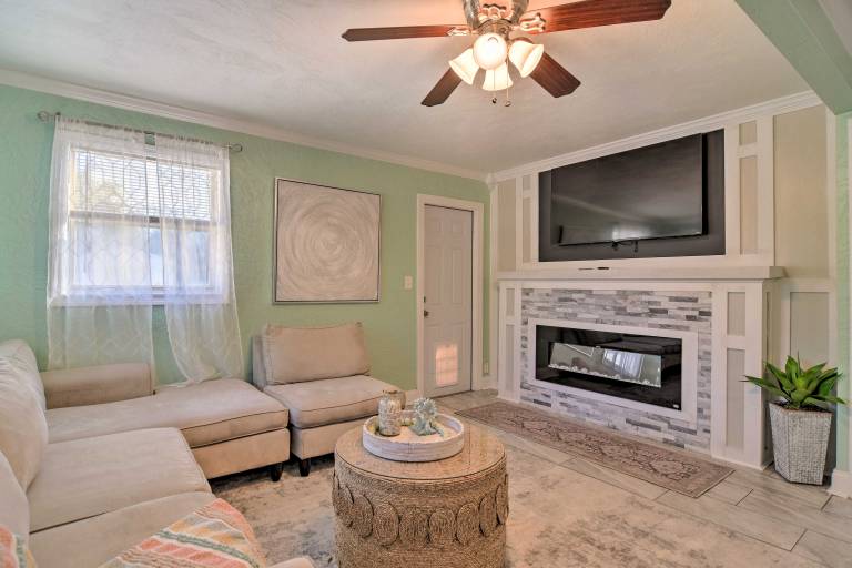 8 Mi to Beach Family Friendly Pastel Gem