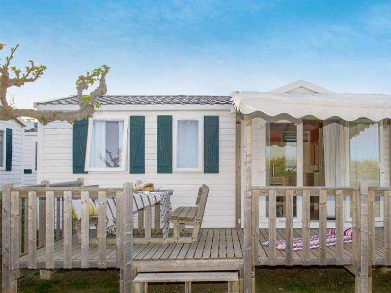 Children-friendly wonderful mobile home with heated pool & patio | Pets allowed — photo 4