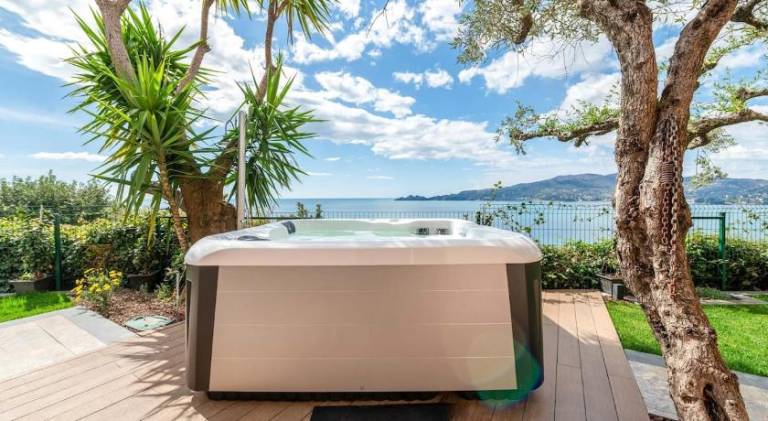 Villa with jacuzzi — photo 4