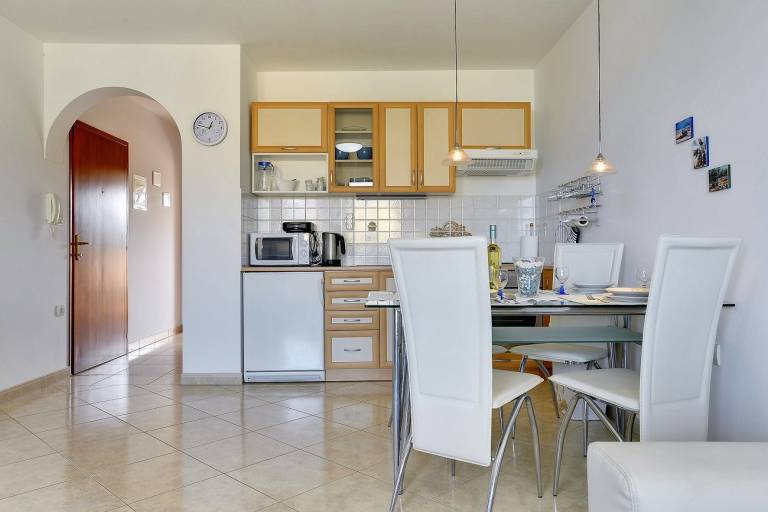 Just 400 metres from the beach with washing machine, WLAN, air conditioning — photo 3