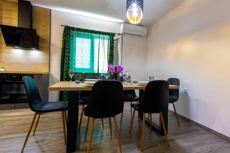 Fully equipped holiday apartment with patio | City view | Pet-friendly — photo 4