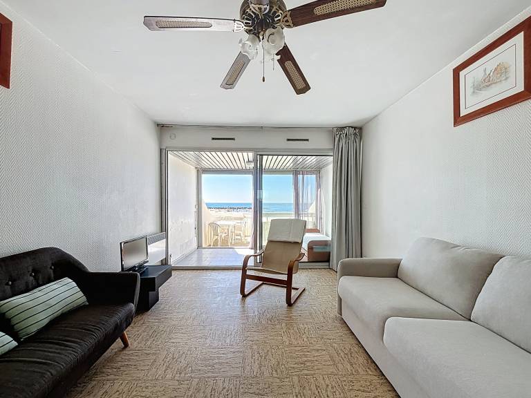 Beachfront Studio for 4 with Terrace, WiFi, and Direct Beach Access — photo 3