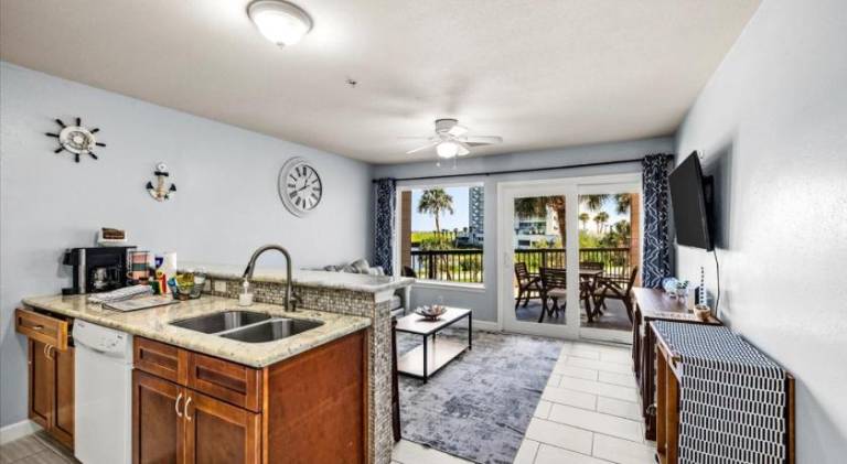Seashell Retreat - Beachfront Condo with Pools and Cabanas — photo 3