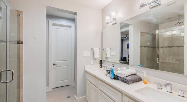 Vacation home with jacuzzi — photo 2