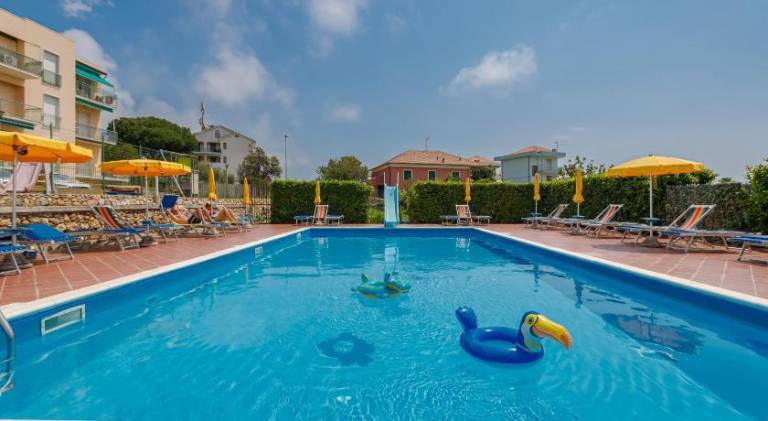 Serviced apartment with pool, garden & terrace | Close to the beach | Pet-friendly in Loano