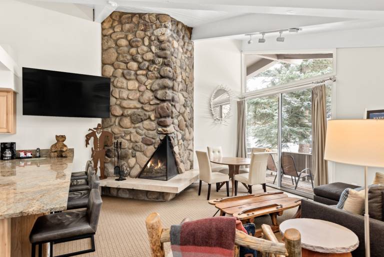 Family-friendly spacious condo with patio & private pool | Next to the ski | Pets allowed — photo 4