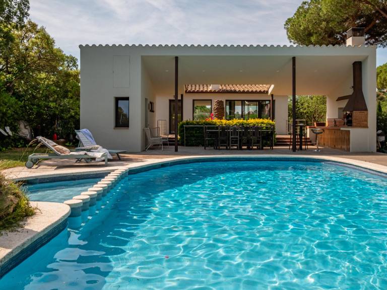 House with private pool & yard in Calella