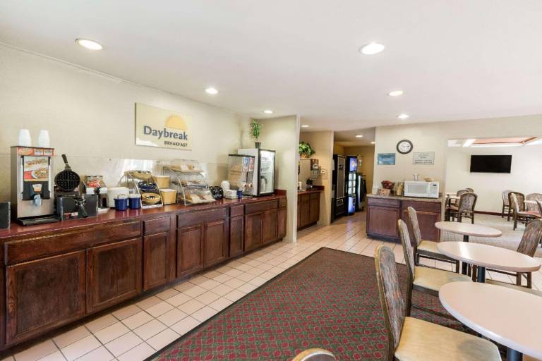 Days Inn by Wyndham Des Moines-West Clive — photo 4