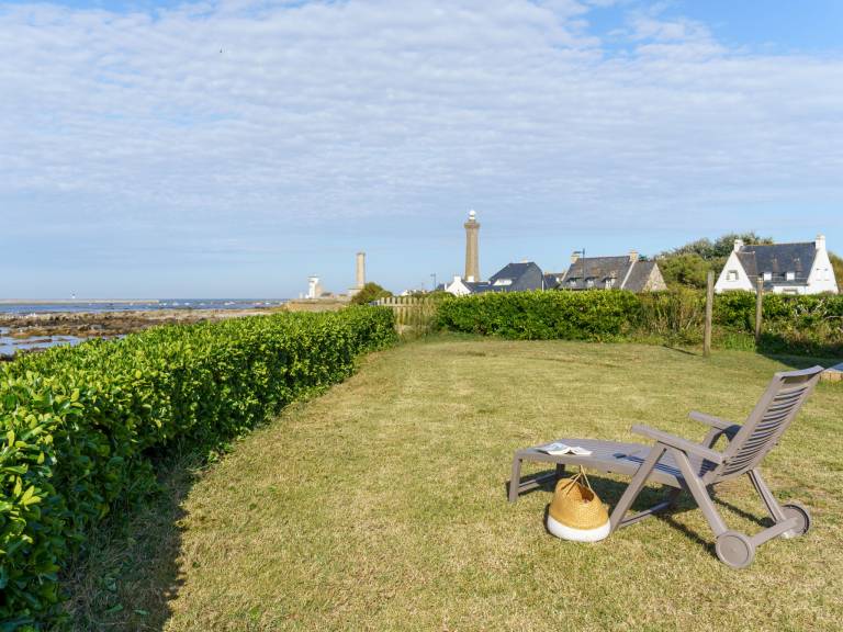 Vacation home with barbeque, yard & terrace | Sea view — photo 3
