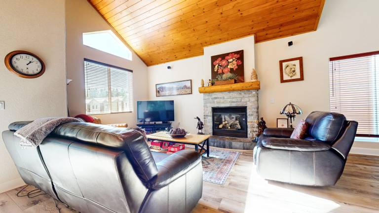 Condo with sauna, jacuzzi & BBQ | Mountain view — photo 5