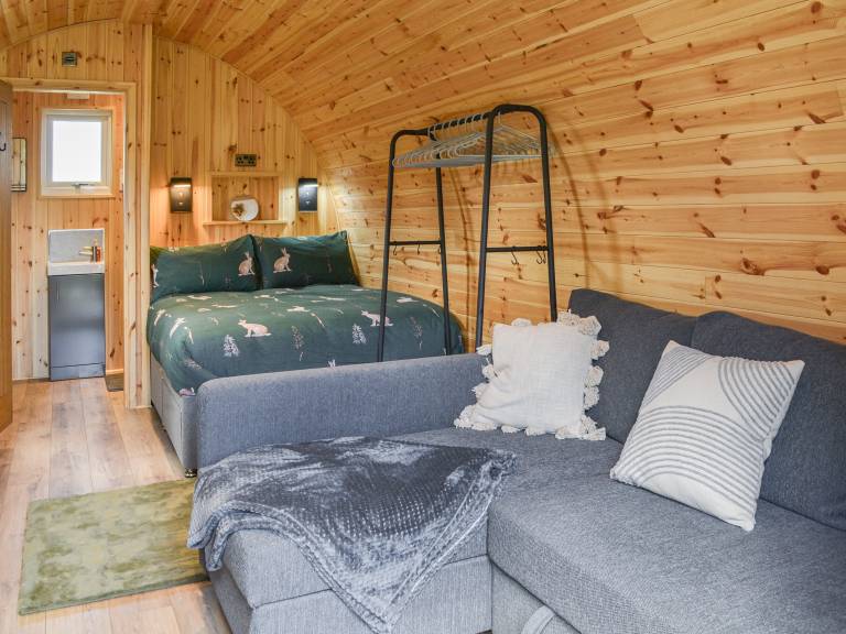 Cottage with grill, yard & hot tub — photo 4