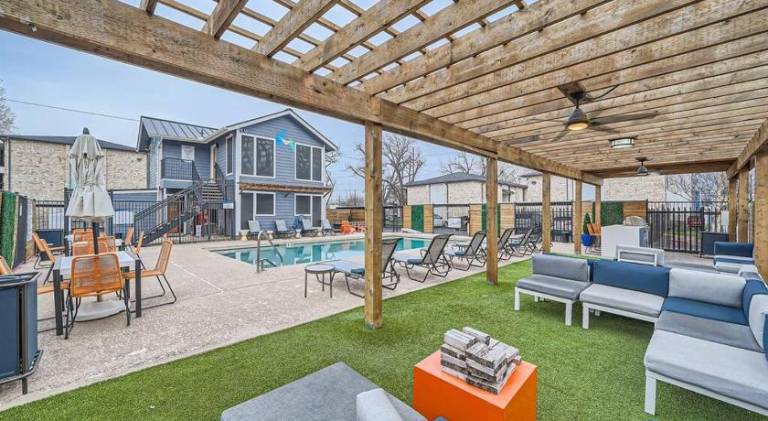 Apartment with pool — photo 3