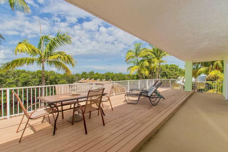 Vacation home with hot tub, private pool & barbeque | Water view — photo 3