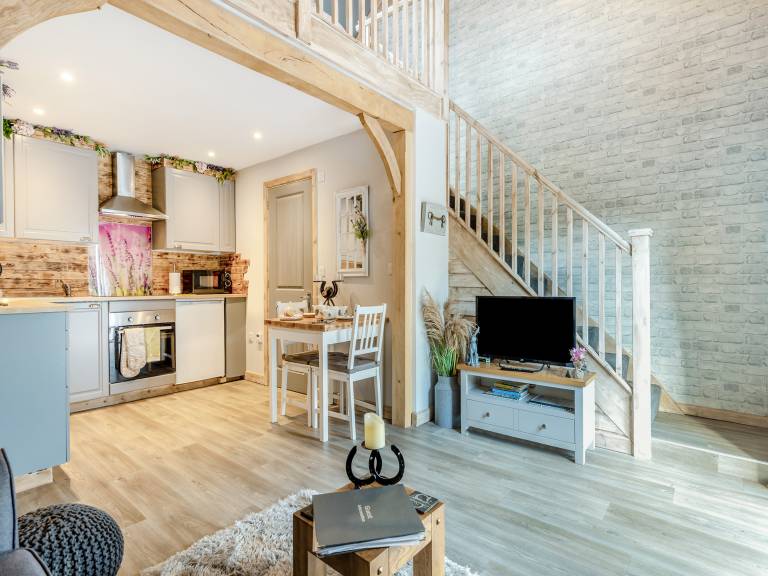 Cottage with garden, grill & hot tub | River view — photo 5