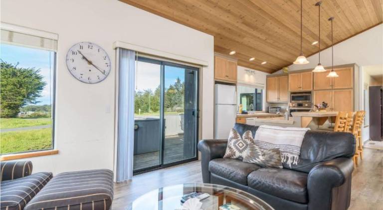 Beautiful vacation home with pool | Suitable for remote work | Pets allowed — photo 3