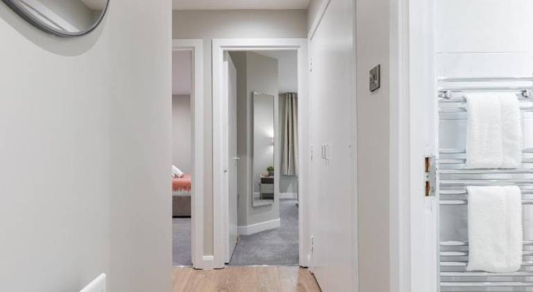 Stylish, Luxury, Parking Sleeps 6, 2-Bath, City Centre — photo 4