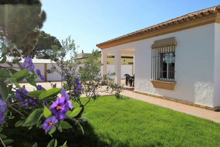Fully equipped ample house with terrace, private pool & yard | Dogs allowed — photo 3