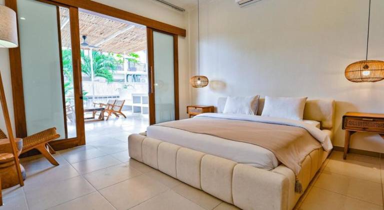 Villa with pool & hot tub — photo 2