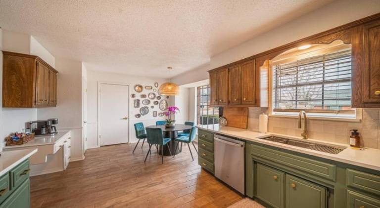 Luxury 4BR OKC Retreat w Hot Tub & Pool Table — photo 5