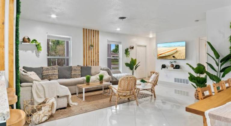 Villa with pool — photo 4