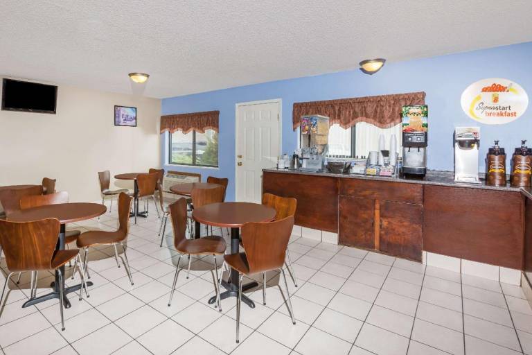 Super 8 By Wyndham Jonesboro — photo 3